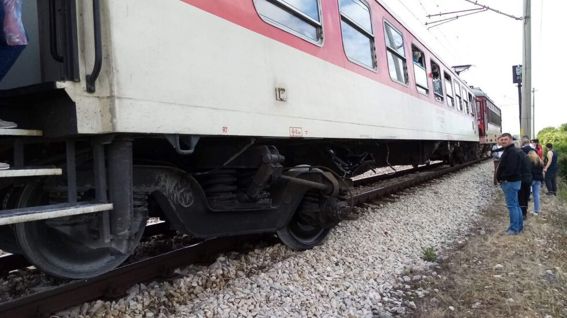 Бързият влак от Варна за София дерайлира след катастрофа с автомобил - E-Burgas.com