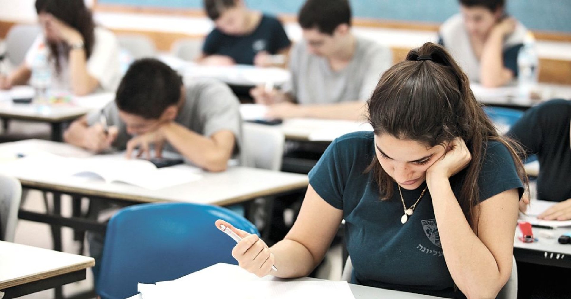 МОН умува как да избегне струпване на ученици по време на изпитите  - E-Burgas.com