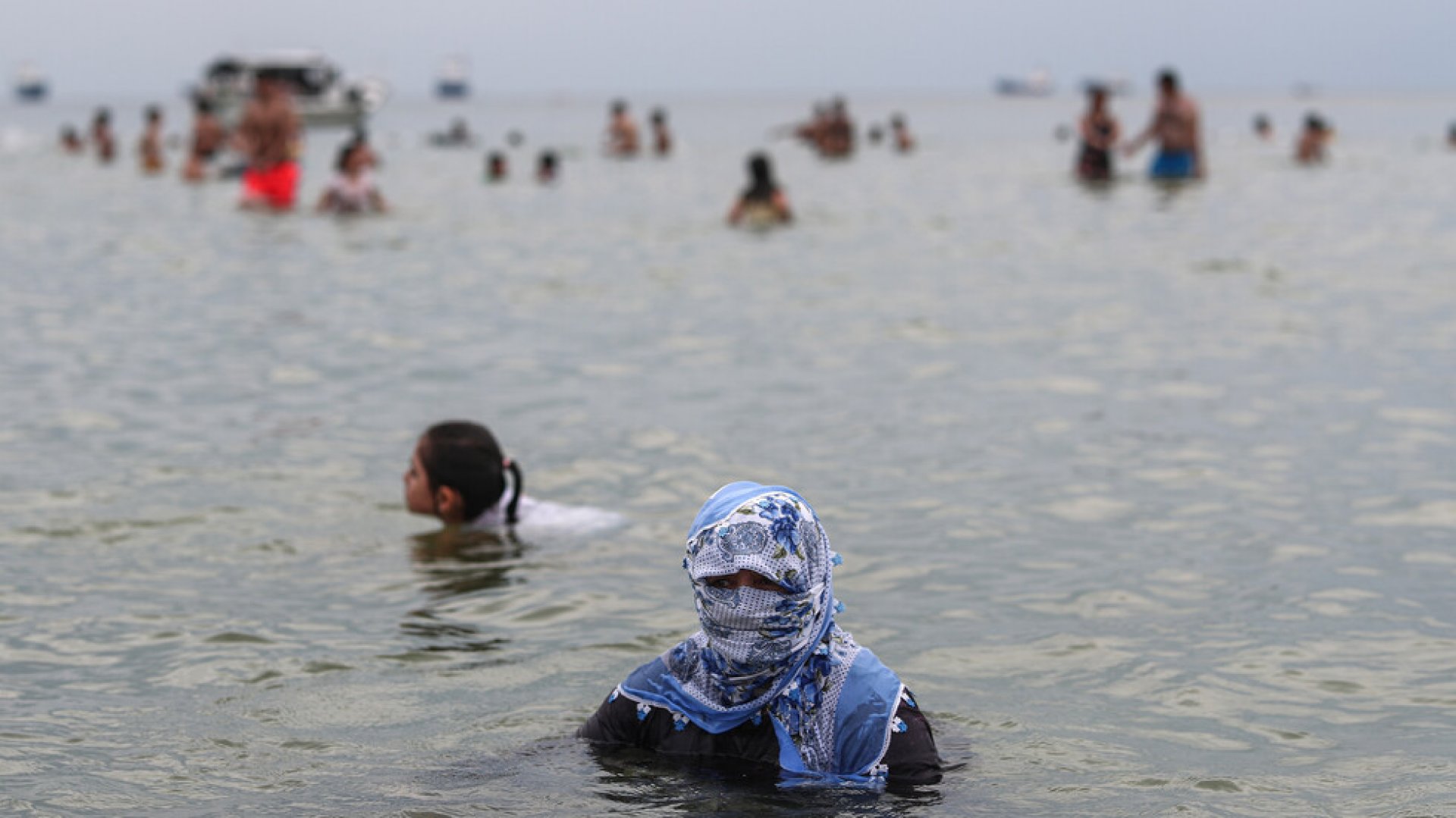 Почиващите в Турция - с маски и на разстояние и в морето, и на плажа - E-Burgas.com