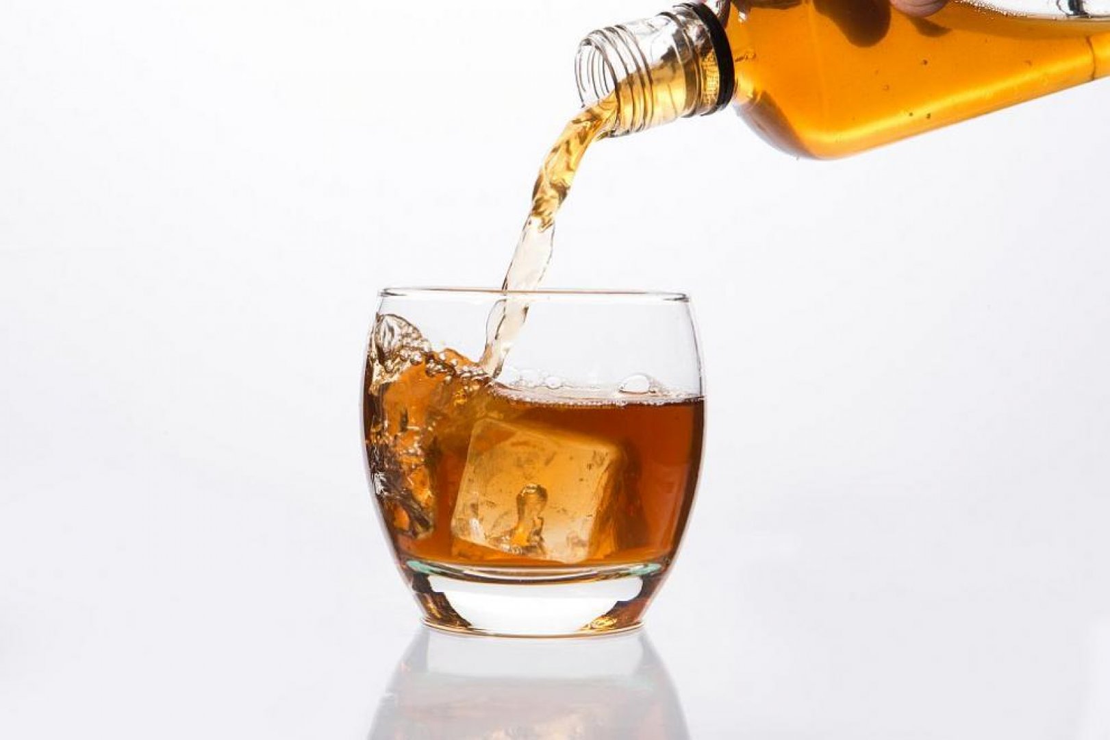 Чаша уиски се равнява на две парчета торта - E-Burgas.com