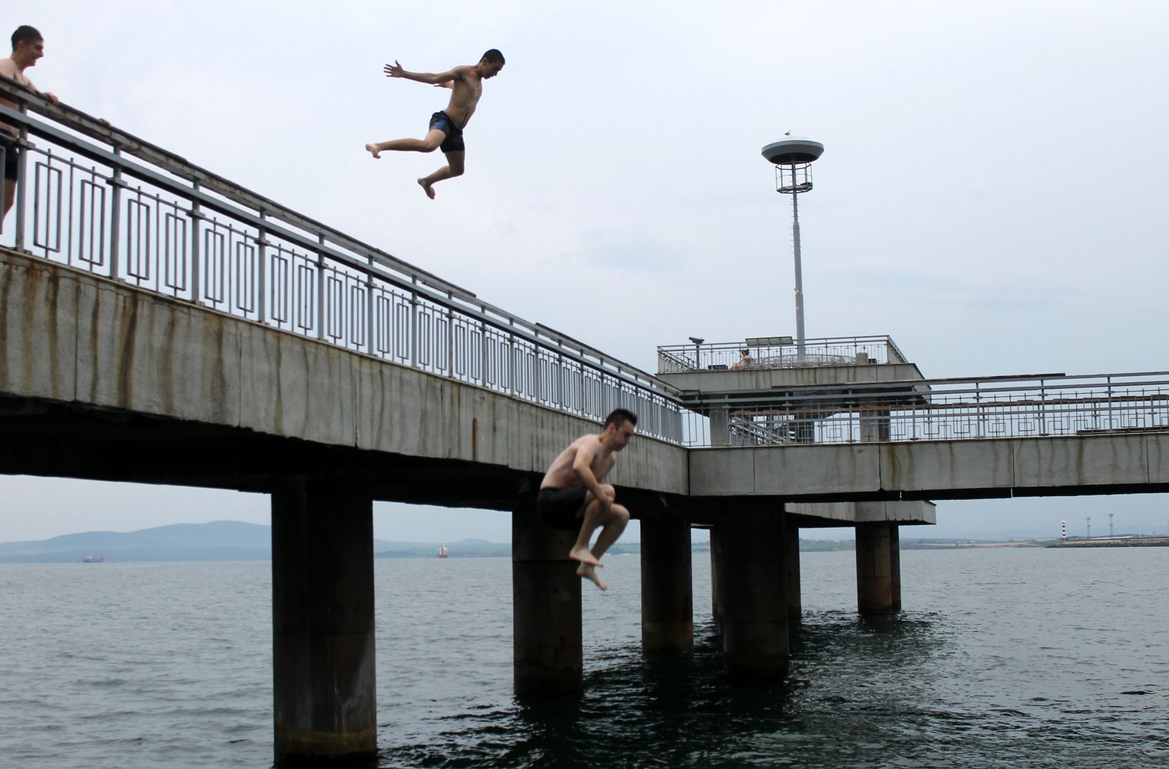 По 15 акта на година пишат за скокове от Моста в Бургас - E-Burgas.com