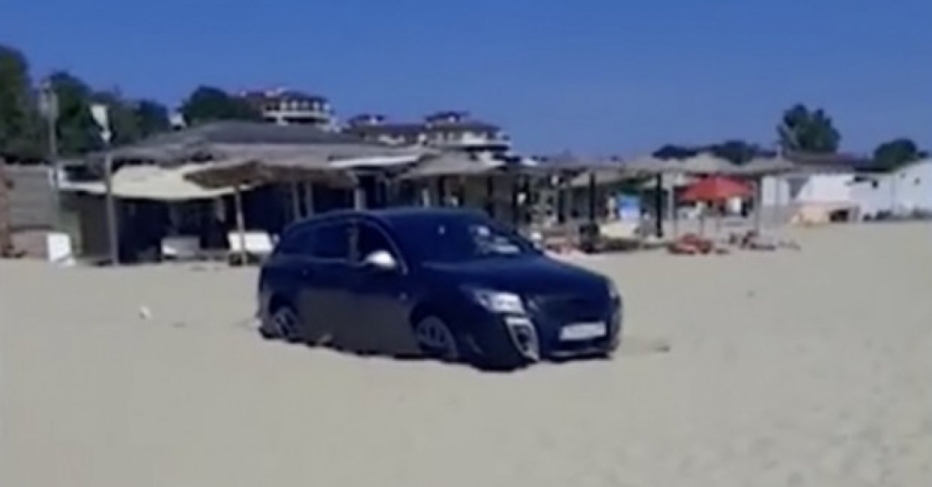 Кола паркира на плажа в Шкорпиловци - E-Burgas.com