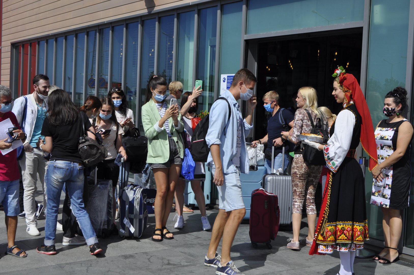 Посрещнахме украински туристи с носии и гайди на летище Бургас (Снимки) - E-Burgas.com