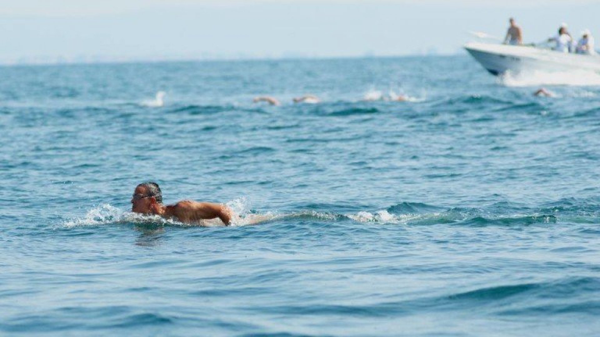 53-ма смелчаци вече плуват от острова към моста - E-Burgas.com