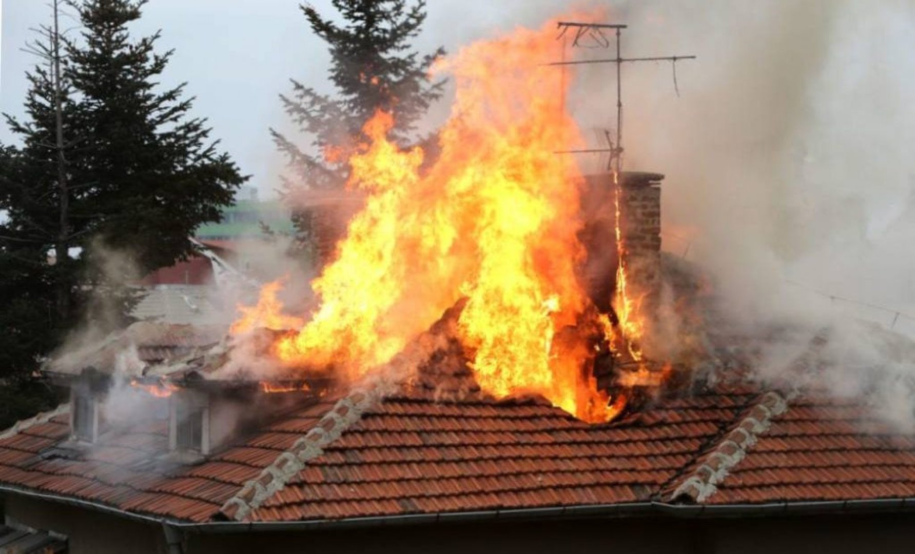 Шестима огнеборци се бориха с голям пожар в Средец - E-Burgas.com