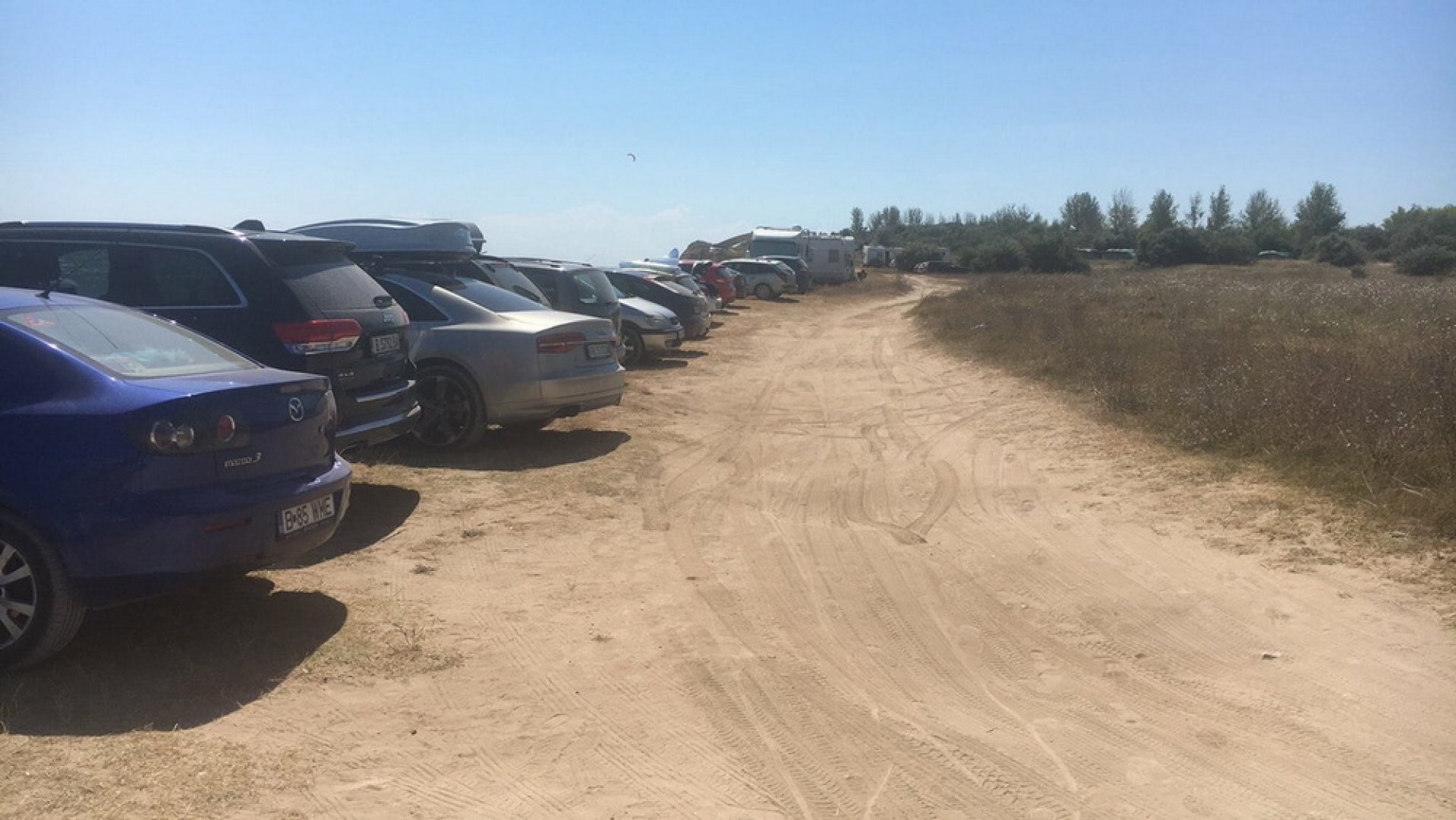 Сезираха МВР за масово паркиране на коли върху дюни - E-Burgas.com