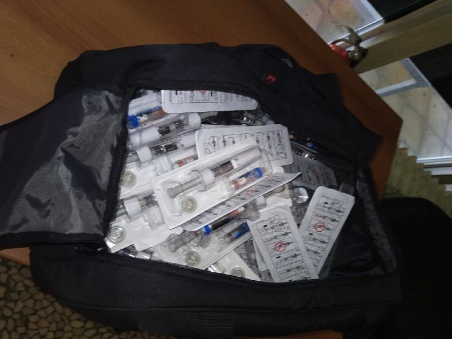Митничари сгащиха контрабандни анаболи, стероиди и секс стимуланти в кутии за баклава на ГКПП 