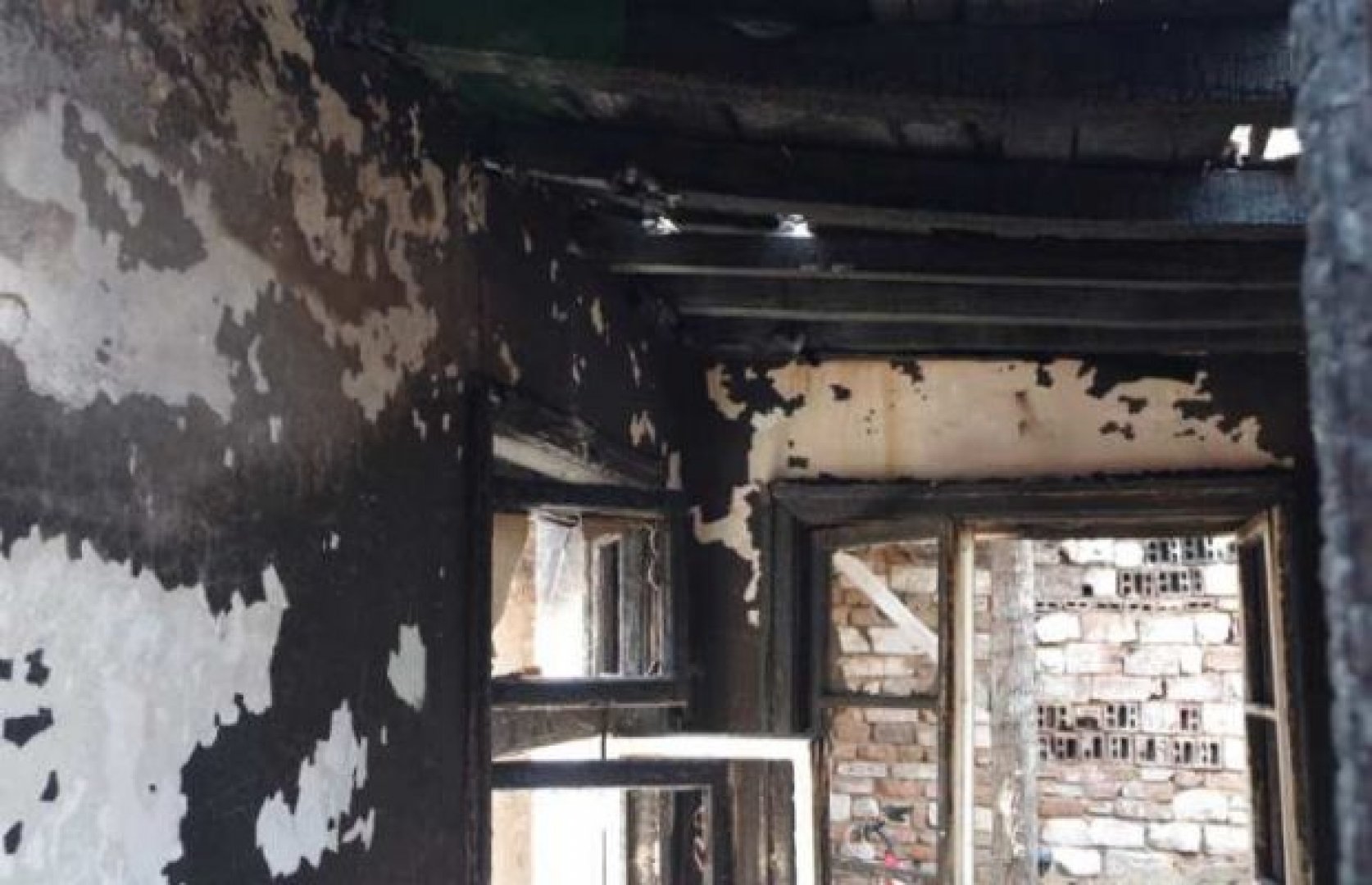 Пожар унищожи покрива на необитаема къща в Средец - E-Burgas.com