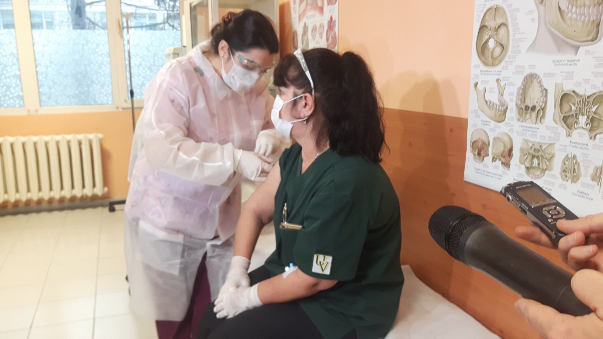 Медицинска сестра първа с ваксина в Бургас  - E-Burgas.com