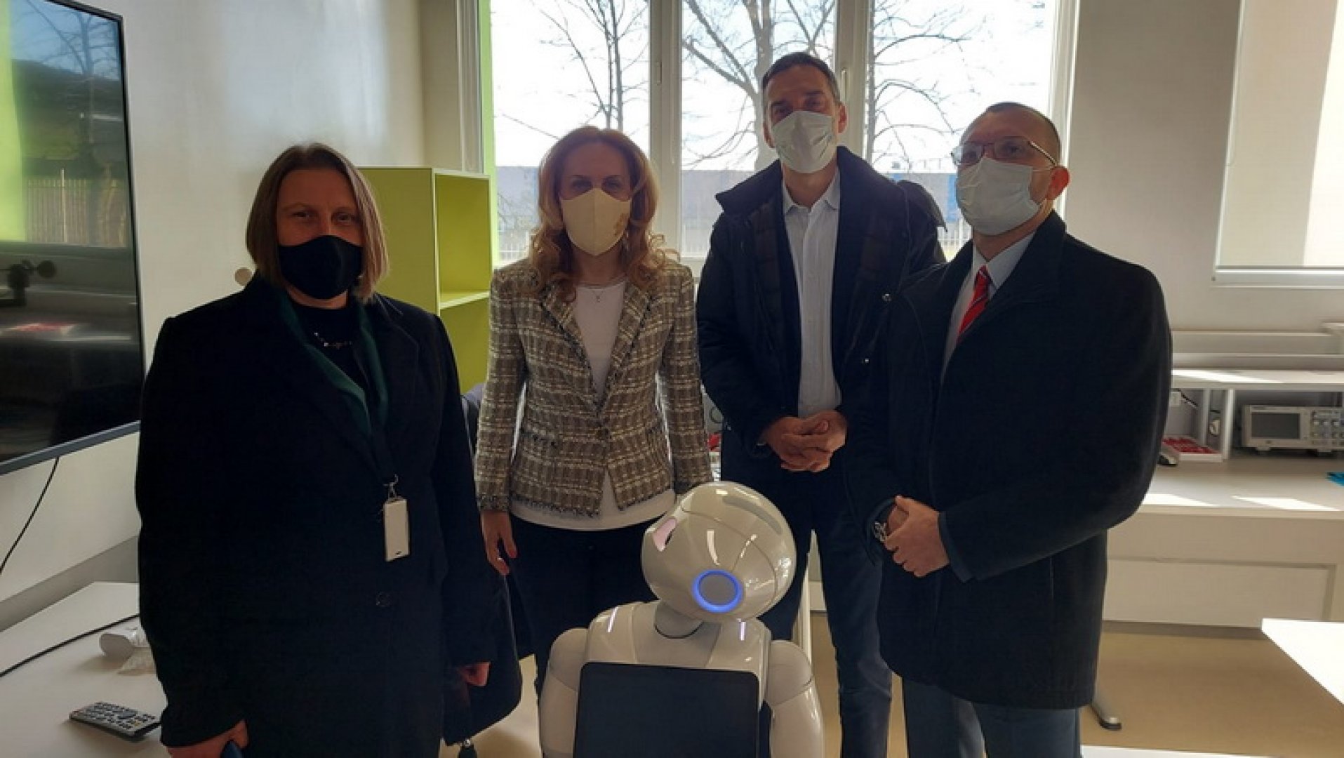 Роботът Pepper поздрави вицепремиера Николова на посещението й в Бургас - E-Burgas.com