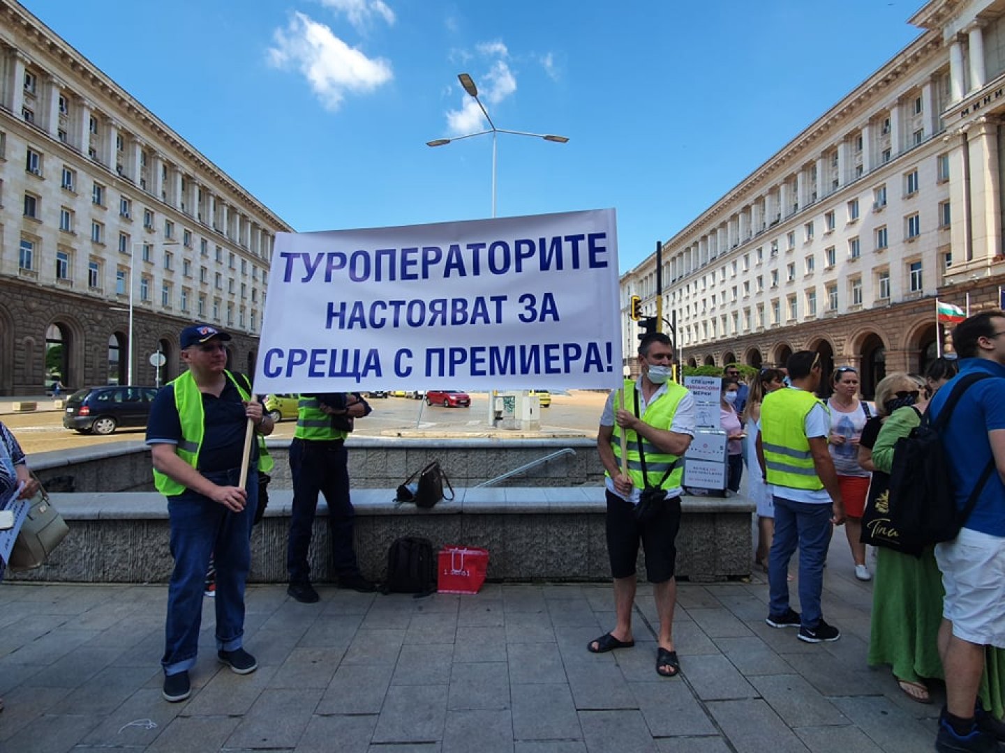 И туроператорите останаха без обещаните помощи, излизат на протест - E-Burgas.com