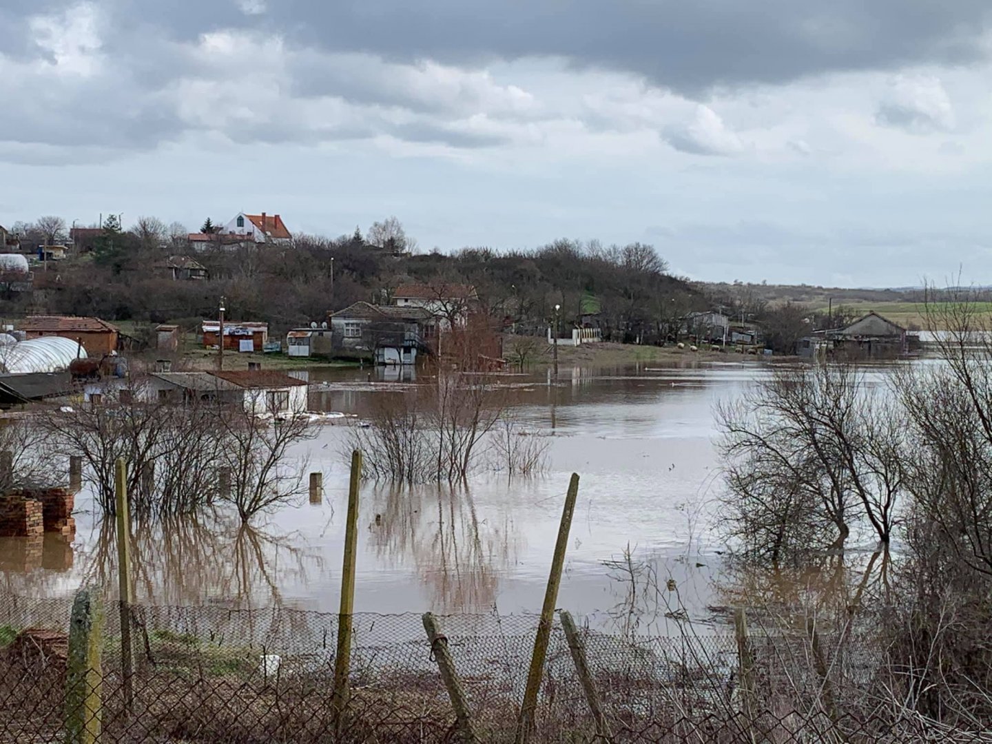 Ситуацията в Димчево се влошава: Нивото на водата продължава да се вдига, къщите са застрашени (Снимки) - E-Burgas.com