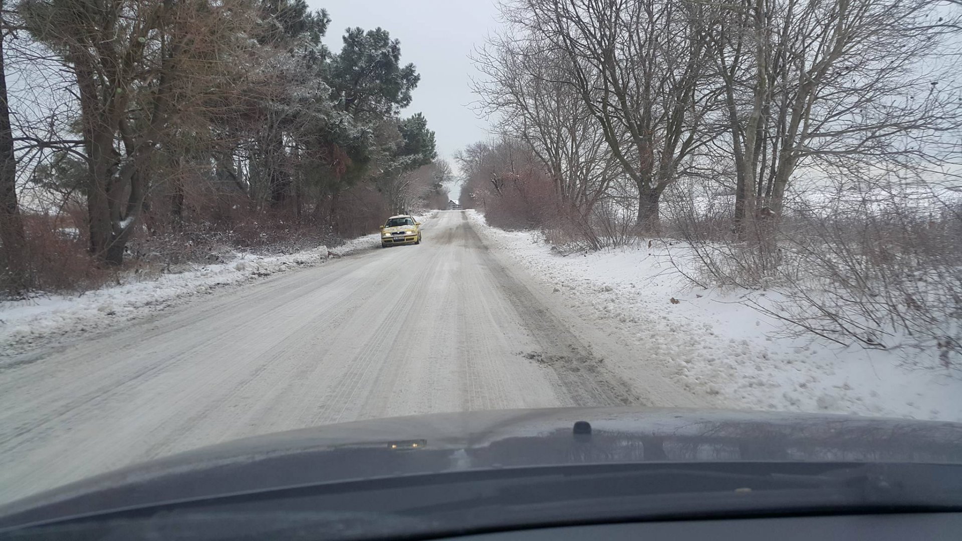 Ограничения по пътищата в страната заради снега - E-Burgas.com