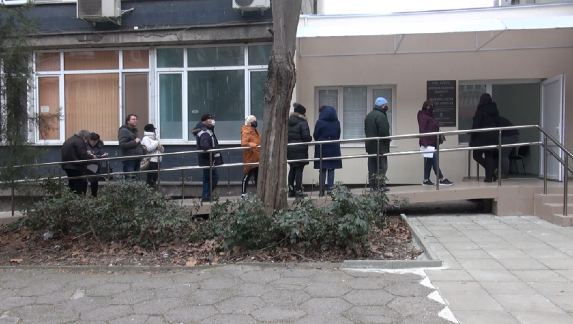 В Бургас: Отлагат по няколко пъти часове на граждани с придружаващи заболявания, поради липса на ваксини - E-Burgas.com
