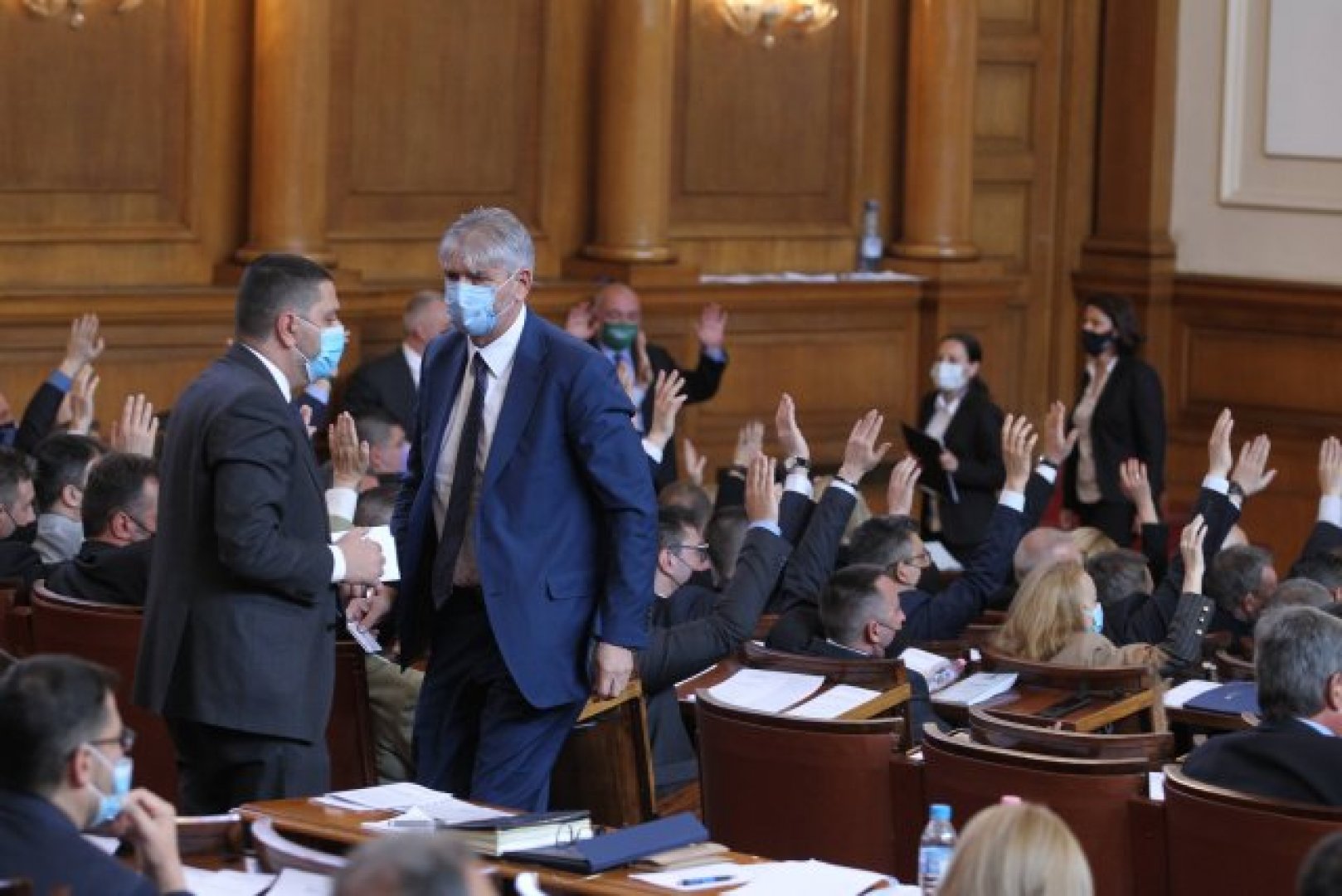 Мнозинството в парламента гласува и прие оставката на кабинета 