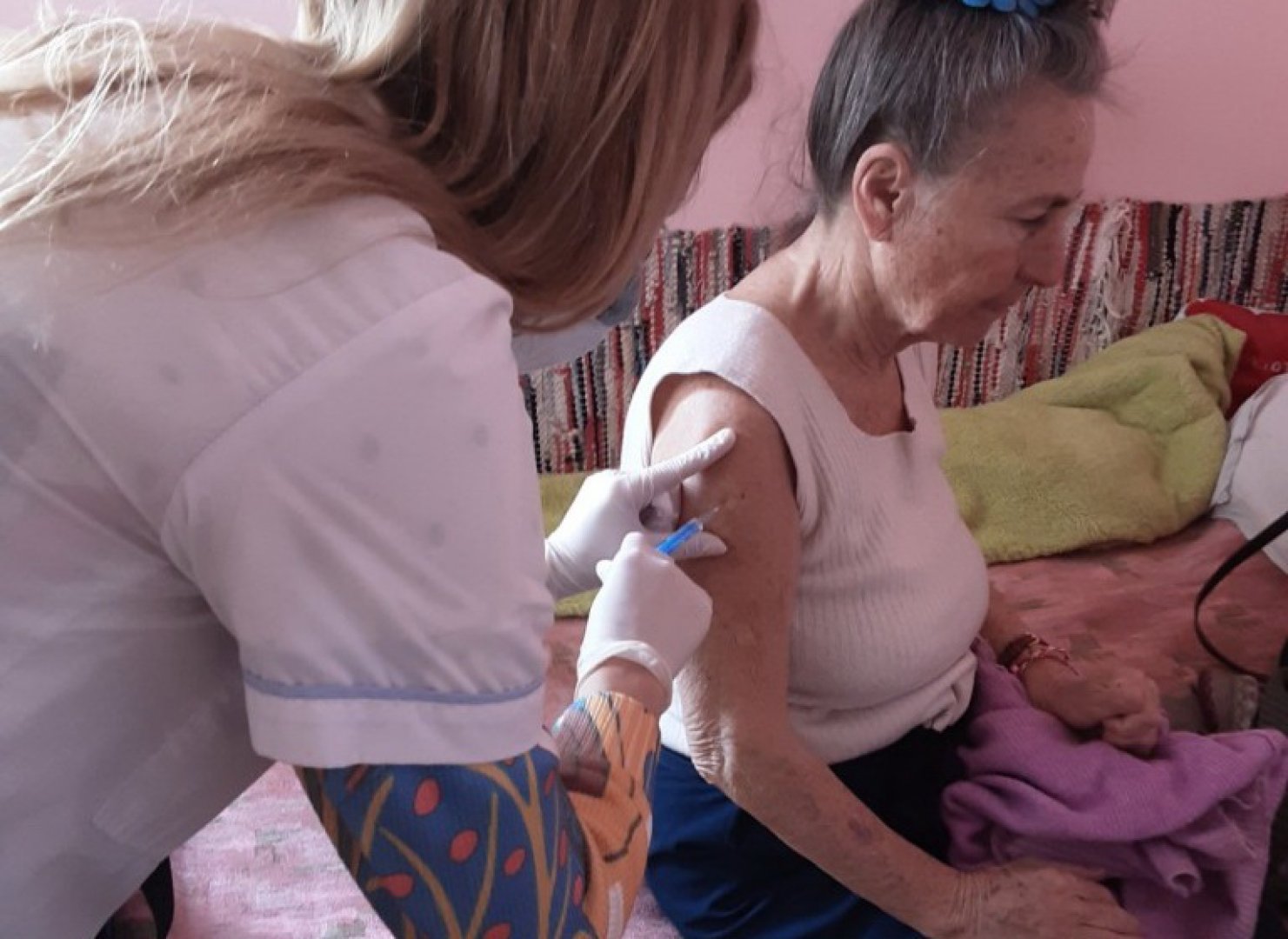 Започна ваксинирането на бургаски пенсионери по домовете - E-Burgas.com