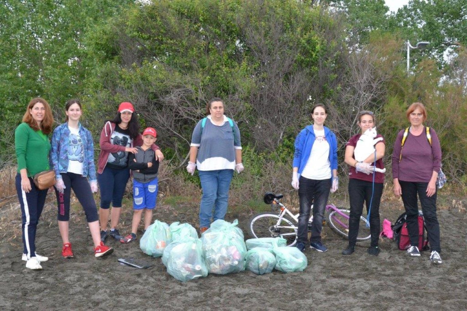 Деца събраха над 840 литра пластмасови отпадъци от плажа в Сарафово - E-Burgas.com
