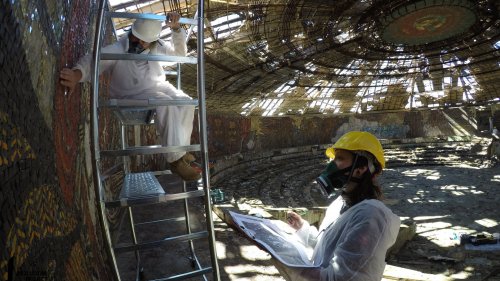 Снимка: Проф. Данцл и Н. Талгутер картографират мозайките в Бузлуджа, август 2020 /Проект Бузлуджа