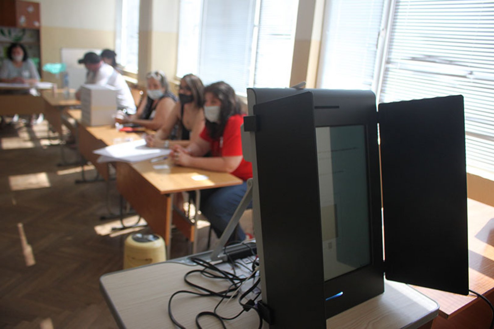 Подпийнал бургазлия се бори пет минути с машината за гласуване  - E-Burgas.com