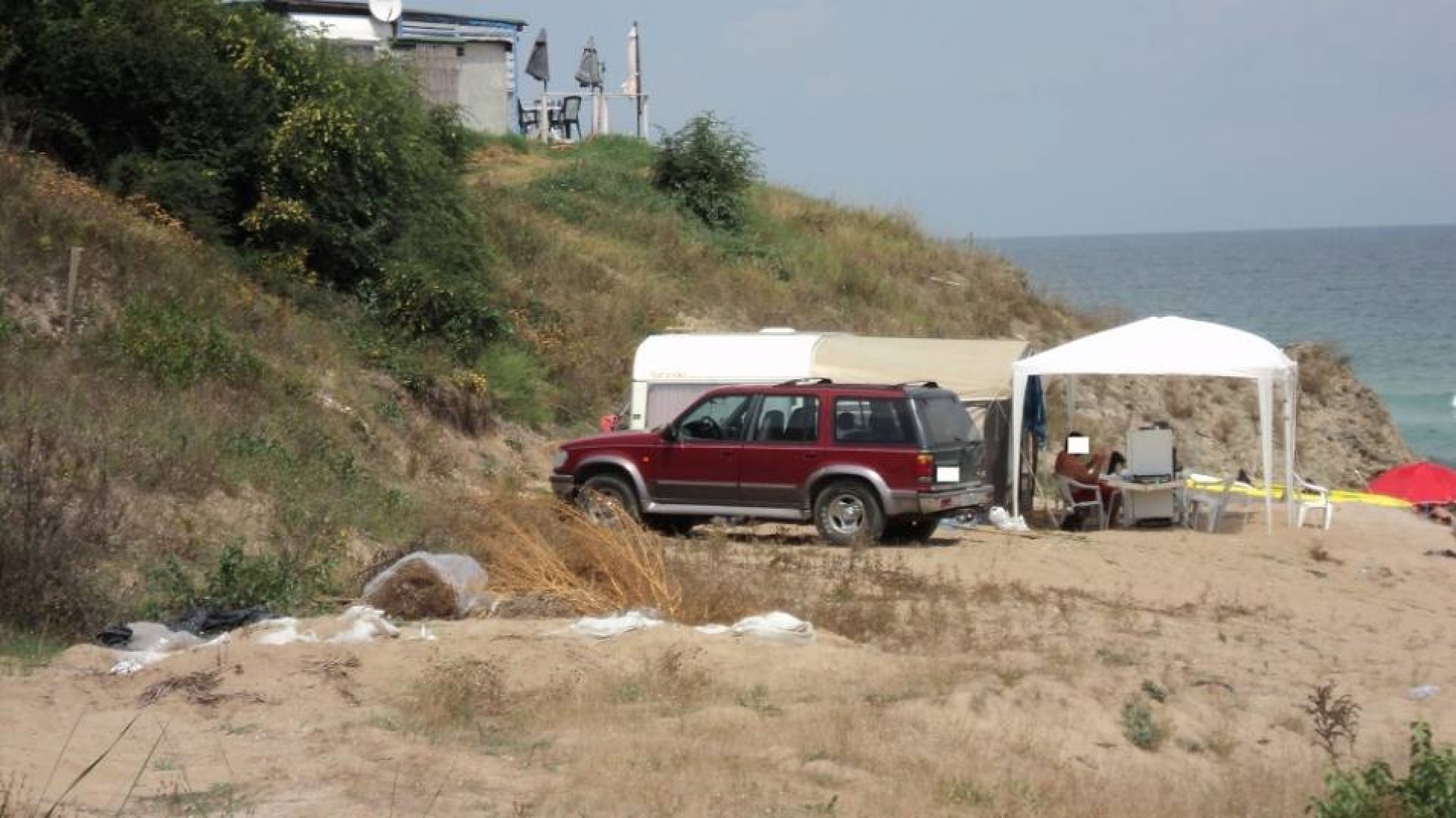 Нарушители с автомобили и каравани продължават да плажуват на Карадере - E-Burgas.com