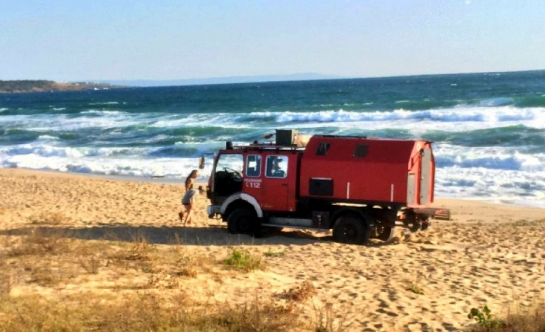Пожарна-кемпер заседна на дюните край Шофьорския плаж - E-Burgas.com