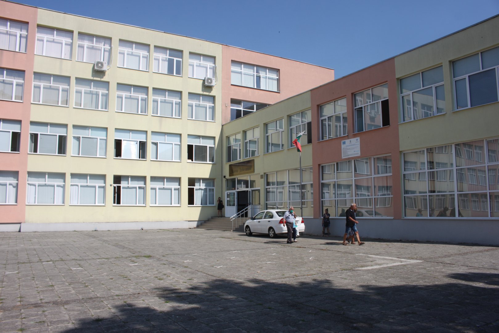 МОН въвежда временни противоепидемични мерки в училищата и градините  - E-Burgas.com