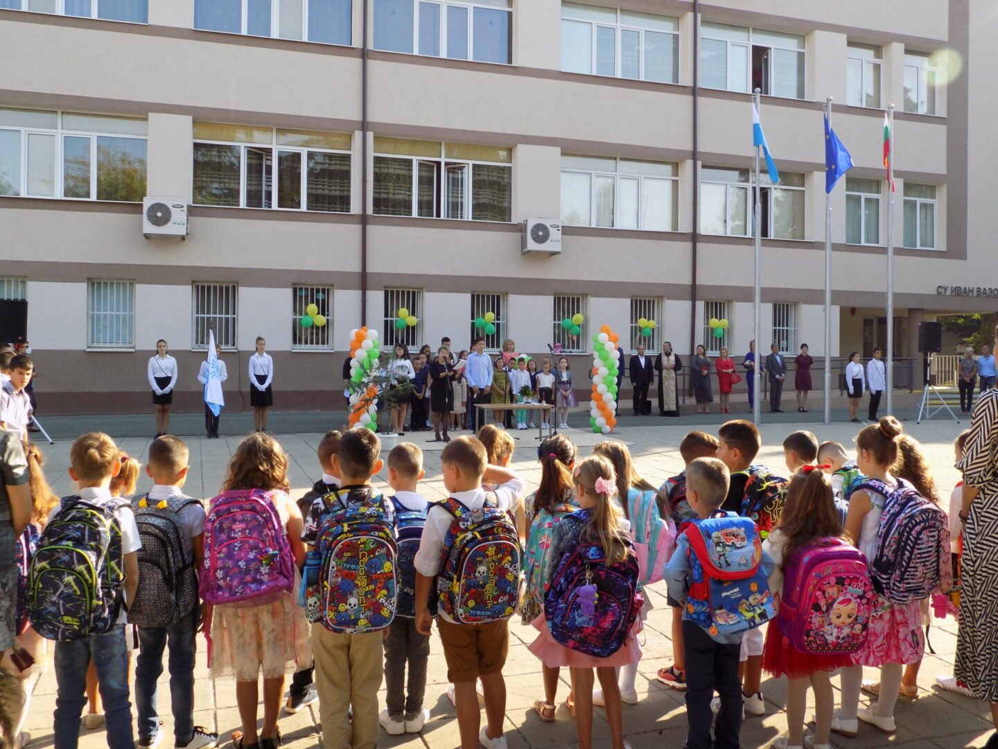 245 първокласници тръгнаха на училище в Поморие  - E-Burgas.com