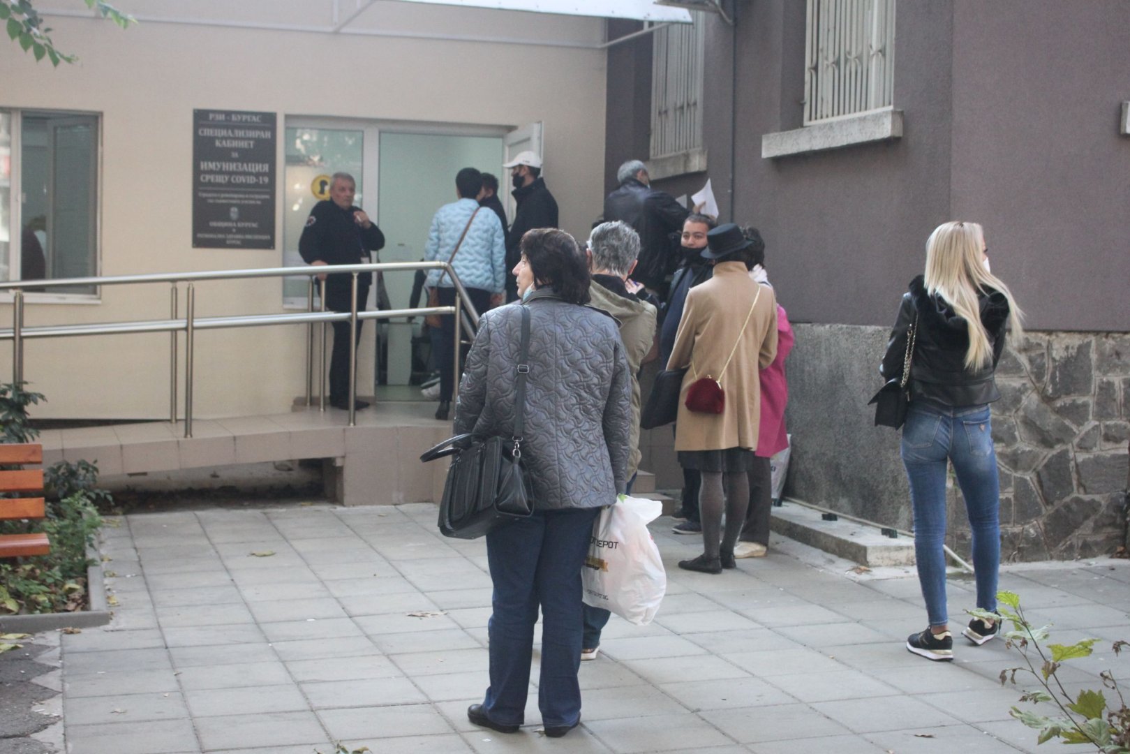 Над 300 души се ваксинираха в дежурните кабинети в област Бургас вчера - E-Burgas.com