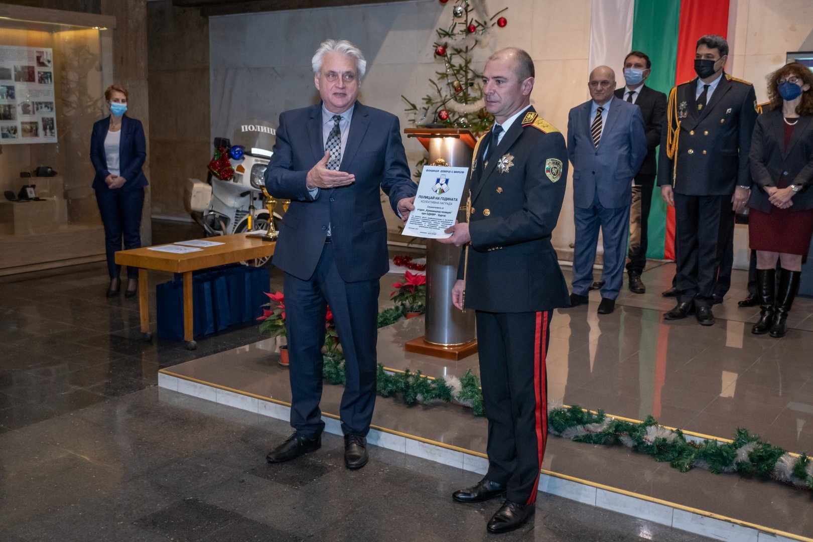 Бургаските криминалисти получиха колективна награда „Полицай на годината 2021“  - E-Burgas.com