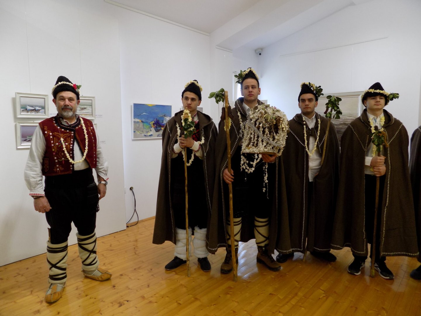 Коледари гостуваха на последната сесия в поморийския съвет (Видео) - E-Burgas.com
