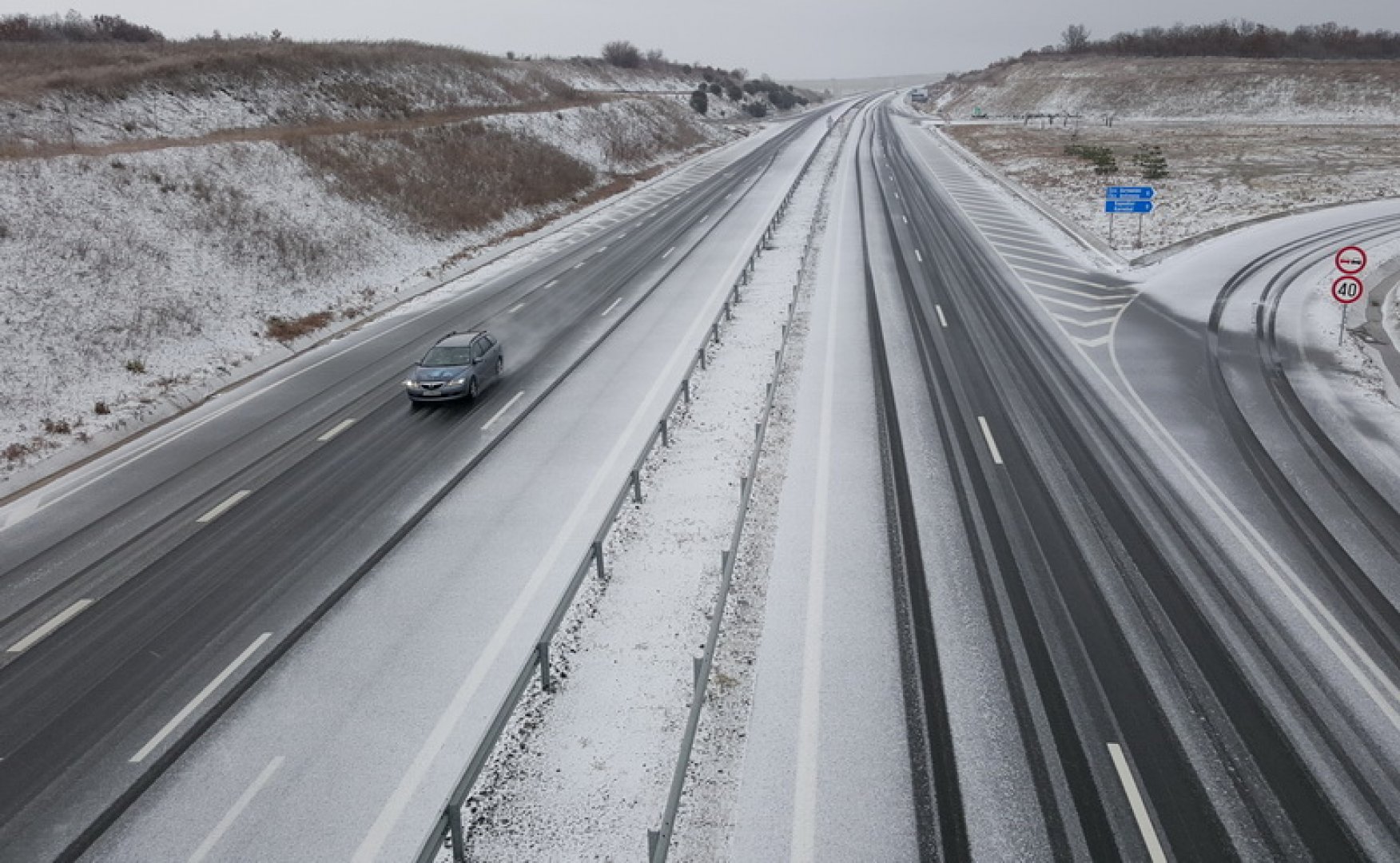 Отново проблеми по пътищата заради снега, тирове закъсаха - E-Burgas.com
