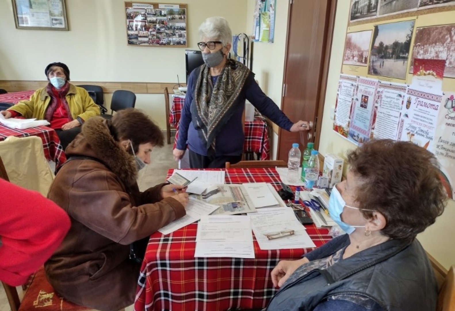 Ваксинират възрастни хора директно в пенсионерските клубове в Бургас - E-Burgas.com