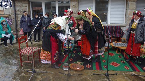 Руската гимназия показа вкус, изпрати стилни дами и кавалери на бала (галерия)  - E-Burgas.com