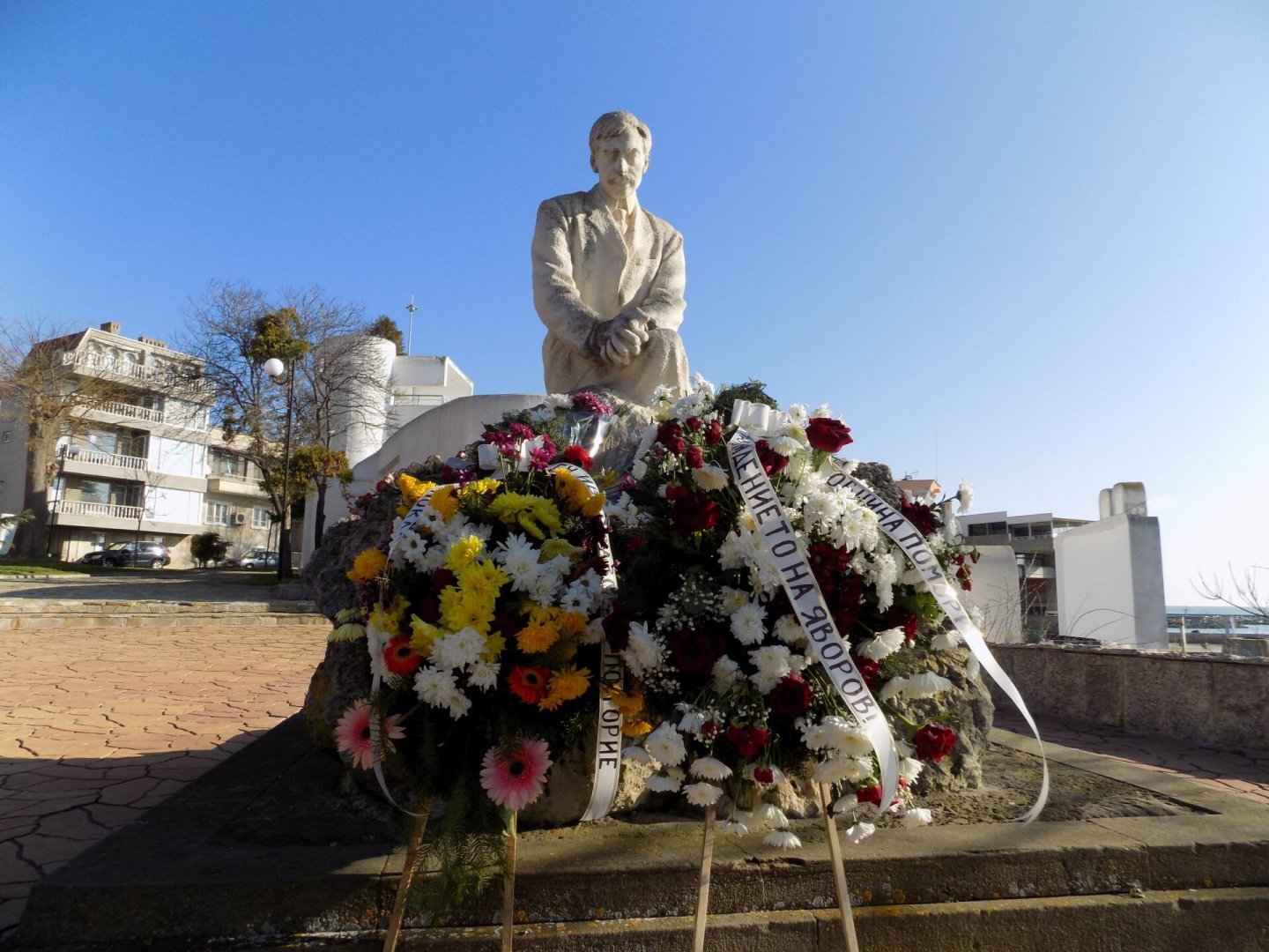 Десетки поморийци положиха цветя пред паметника на Яворов - E-Burgas.com