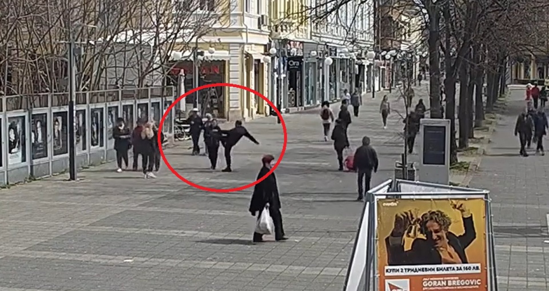 Мъж напада жени без причина в центъра на Бургас (Видео) - E-Burgas.com