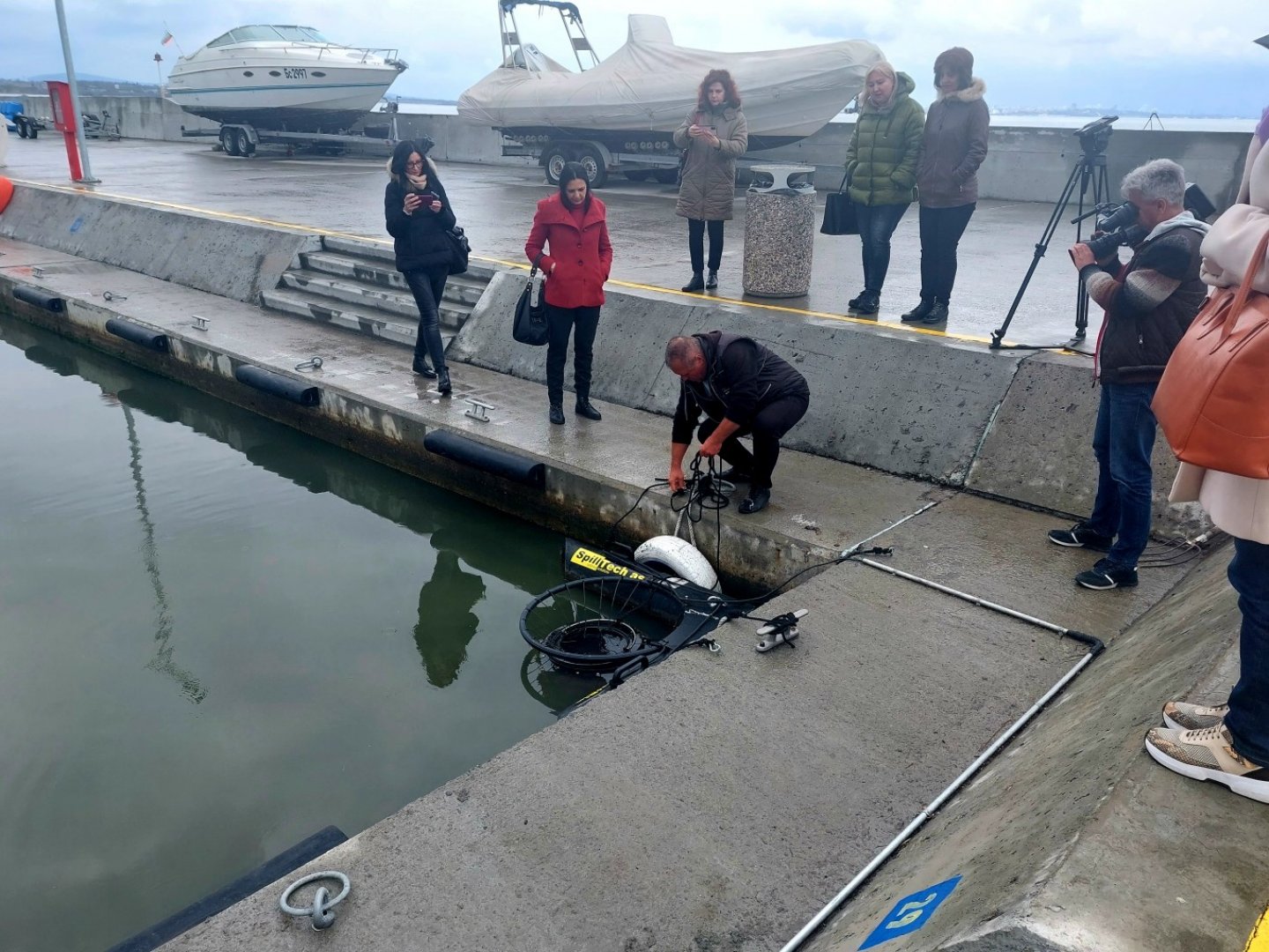 Роботи ловят плаващи отпадъци в три бургаски пристанища - E-Burgas.com