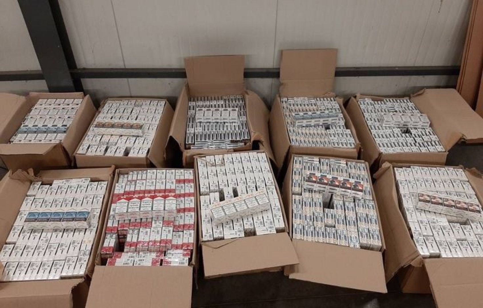 Митничари иззеха общо 8000 кутии цигари предназначени 