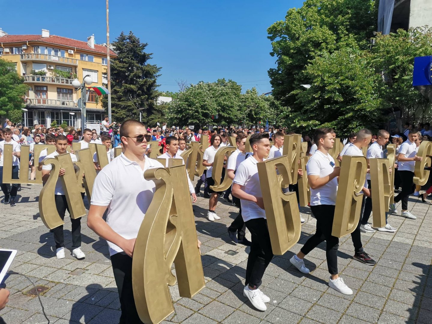 Бургас бие личния си рекорд за многолюдно шествие на 24 май (НА ЖИВО) - E-Burgas.com