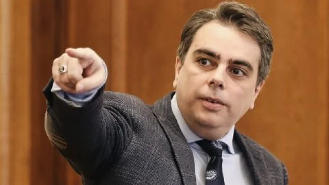 Василев към опозицията: Вашата икономическа философия е „Да го ду**т бедните” - E-Burgas.com