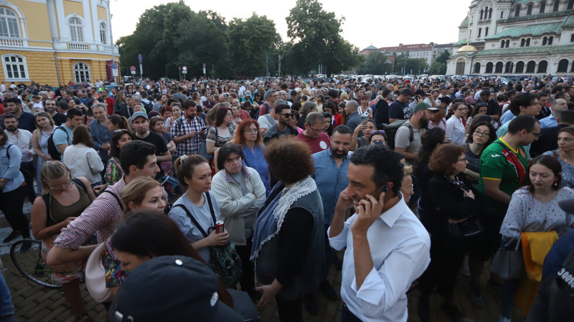 Отново протести „за” и „против” кабинета пред Народното събрание - E-Burgas.com