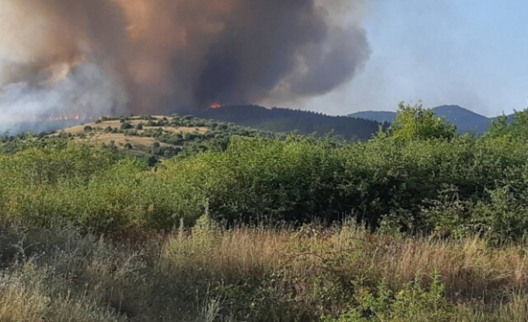 Пожарът между Лесичово и Калугерово отново се разгаря - E-Burgas.com