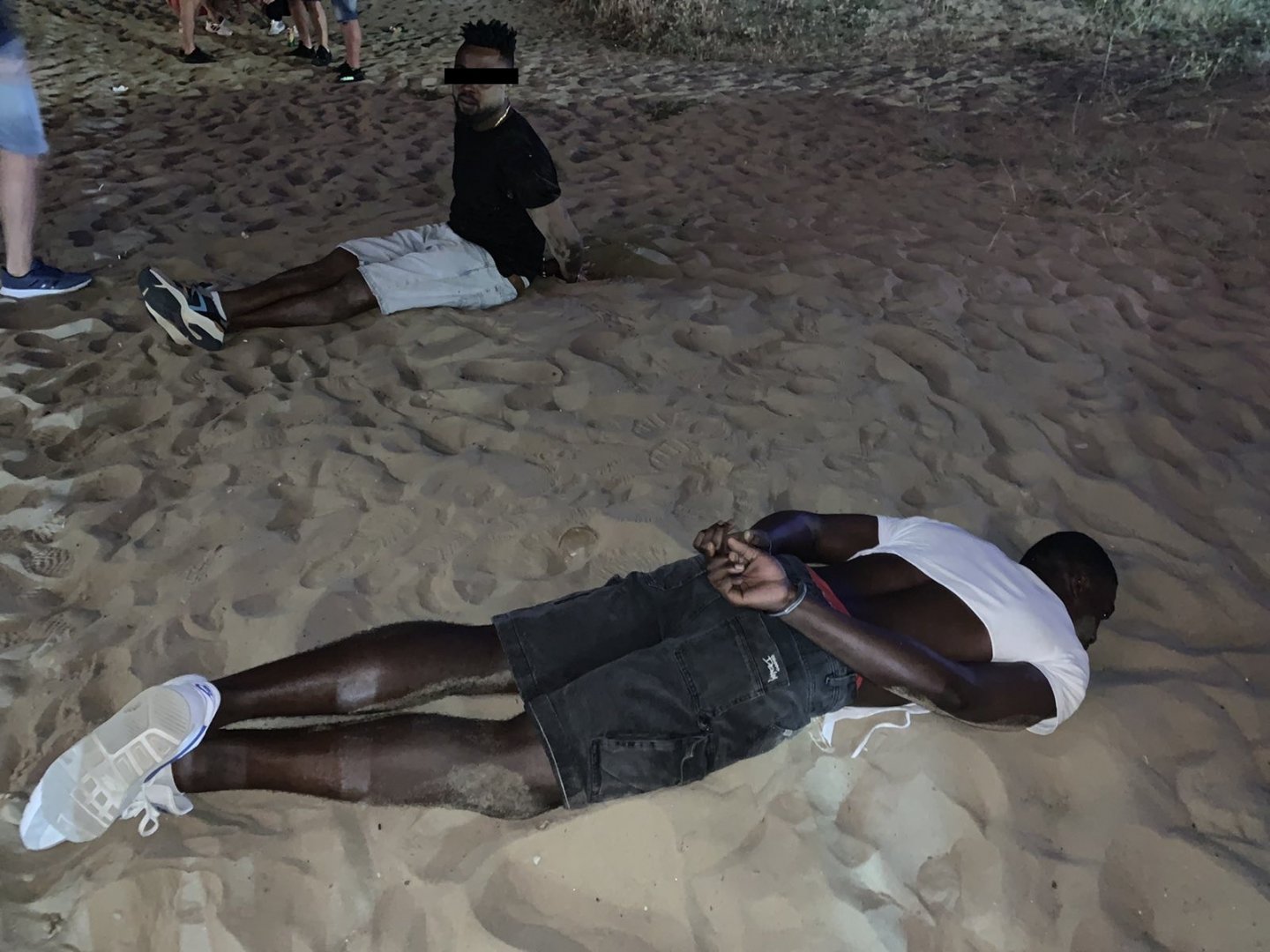 Полицията натръшка африкански викачи в Слънчев бряг, пласирали наркотици от тайник на плажа (снимки) - E-Burgas.com