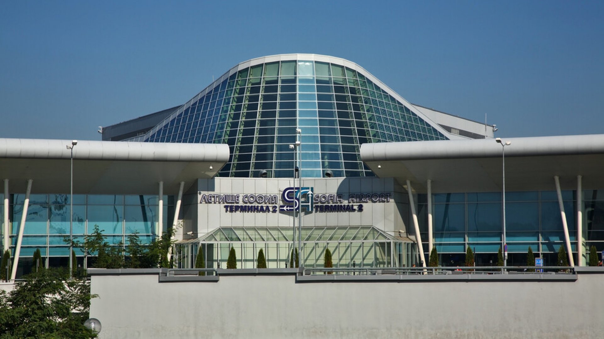 Сигнал за бомба затвори двата терминала на летище София - E-Burgas.com
