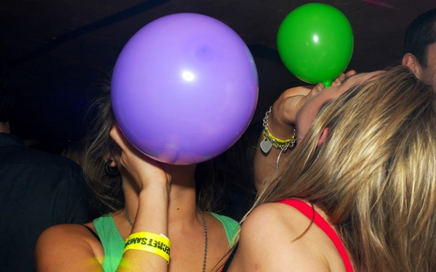Въпреки забраната: Търсенето на балони с райски газ в Слънчев бряг продължава  - E-Burgas.com