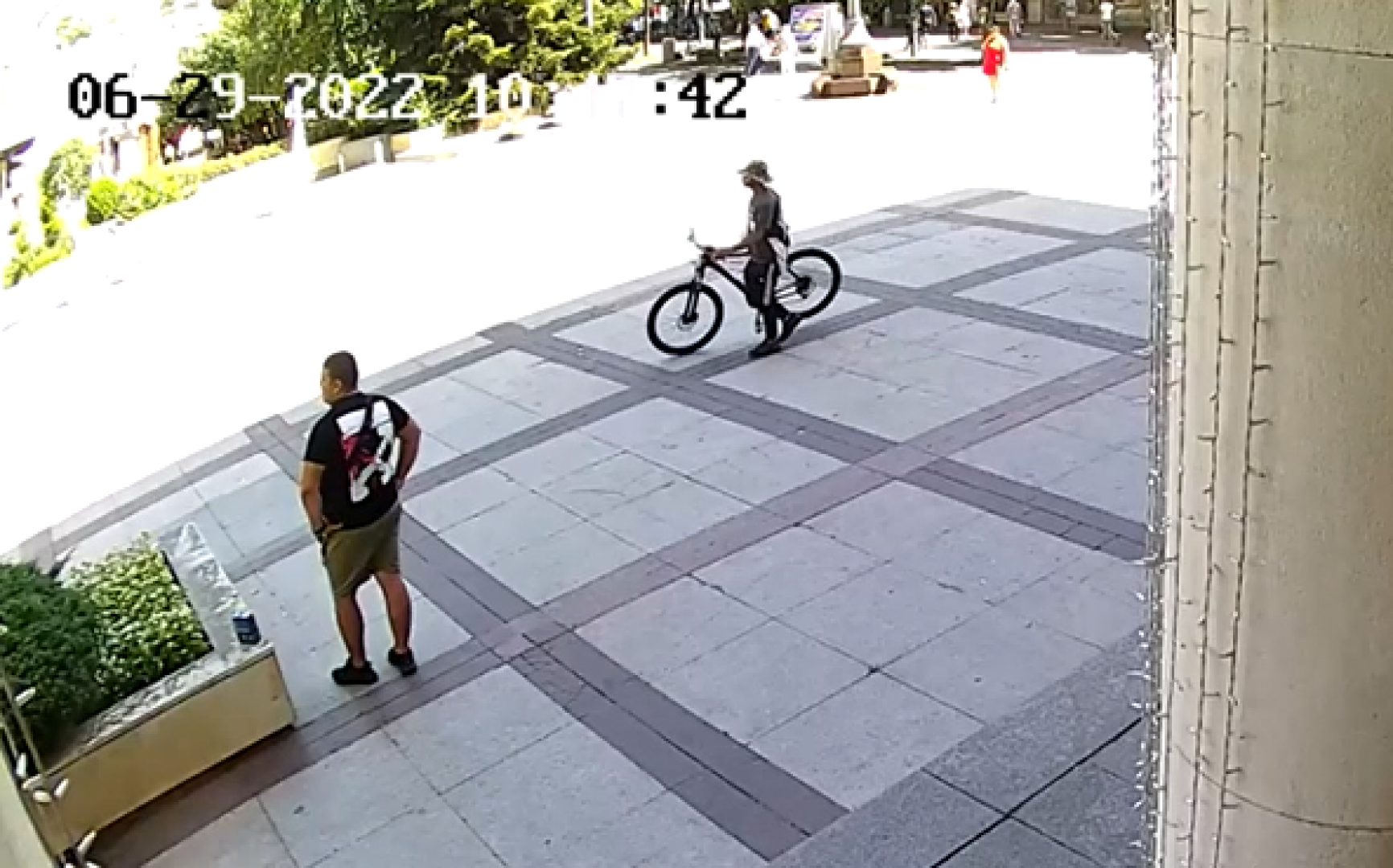 Наглец задигна колело от стоянката пред общината (Видео) - E-Burgas.com