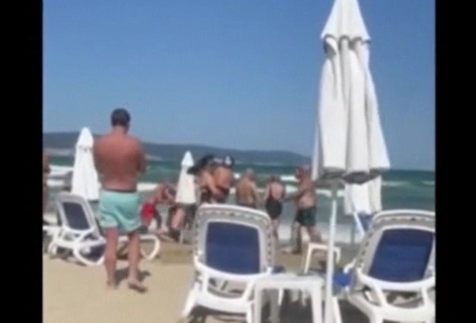 Грозни сцени на плажа в Слънчев бряг: Спасители и летовници се млатиха   - E-Burgas.com