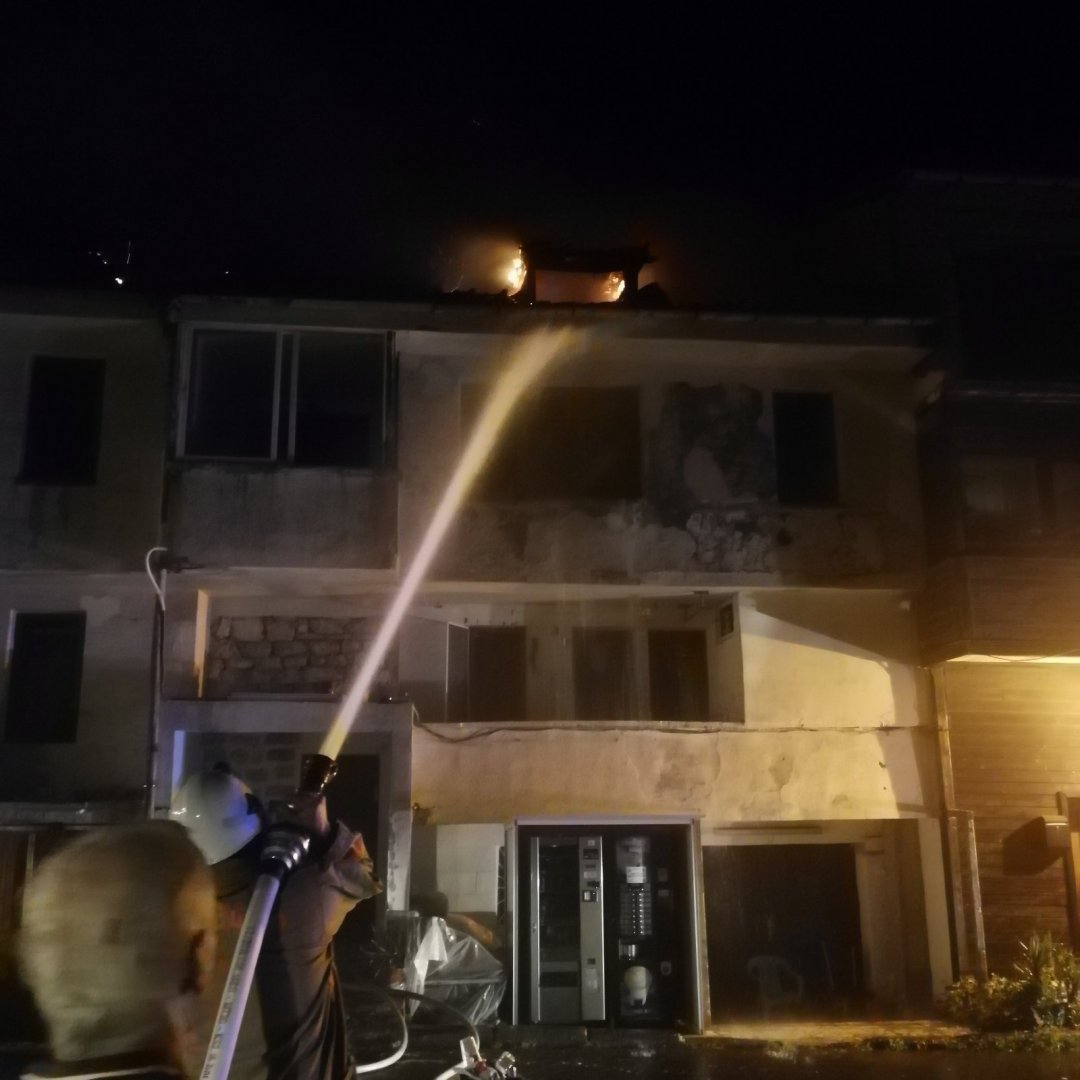 Пожарни от Несебър и Поморие се бореха с пламъци, застрашаващи сгради на ЮНЕСКО - E-Burgas.com