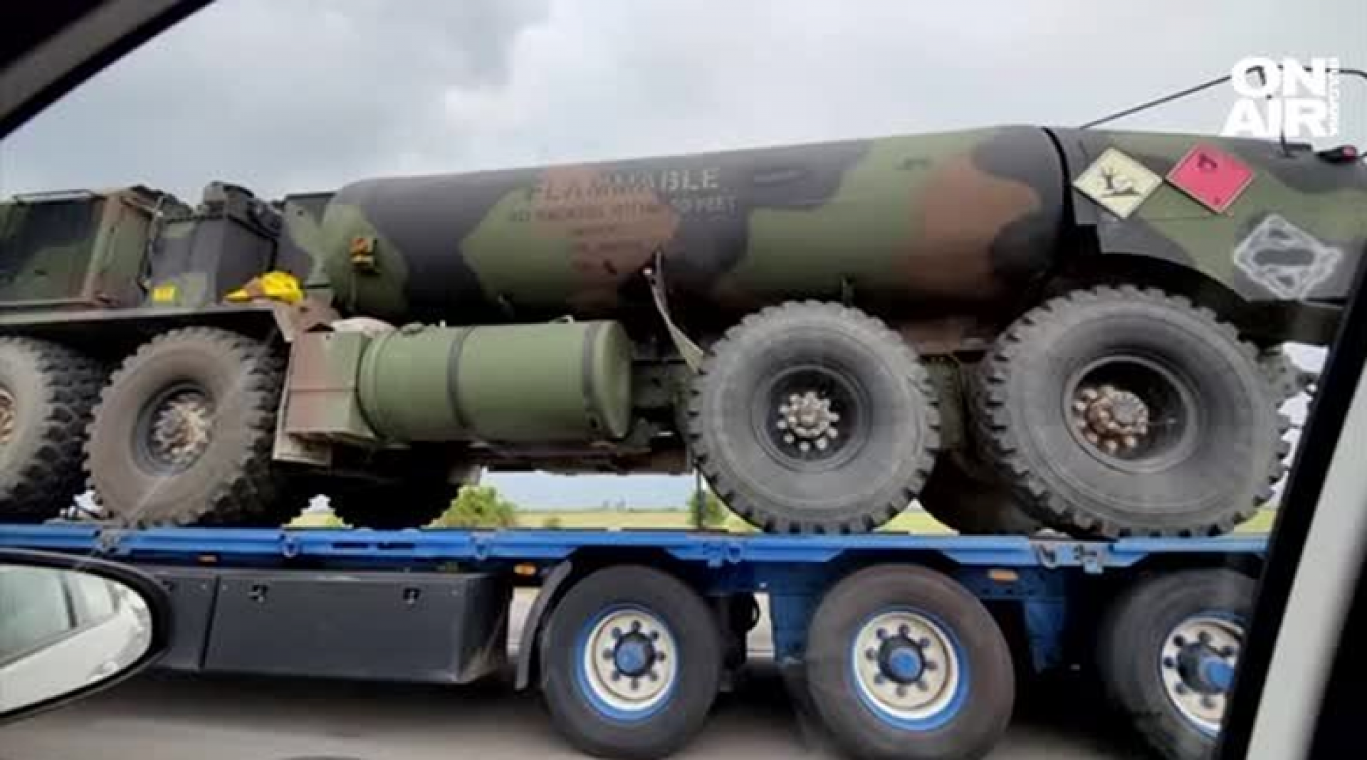 Камиони с немска регистрация извозват военна техника по АМ 