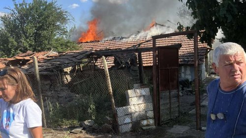Четири пожарни се борят с пламъците в „Изгрев“, техниката в магазина е изгоряла - E-Burgas.com