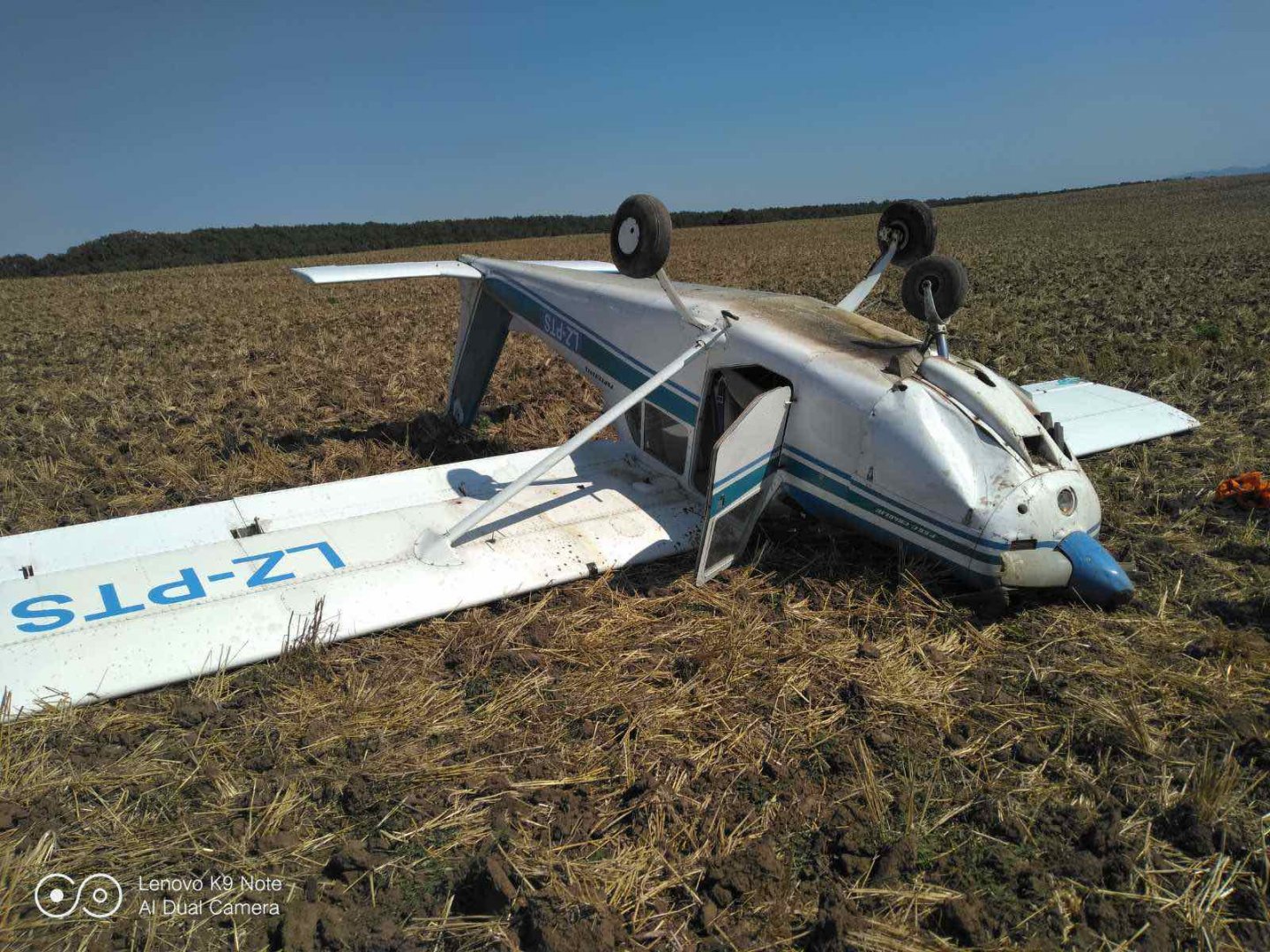 Малък самолет се приземи аварийно по таван край Крушевец (снимки) - E-Burgas.com